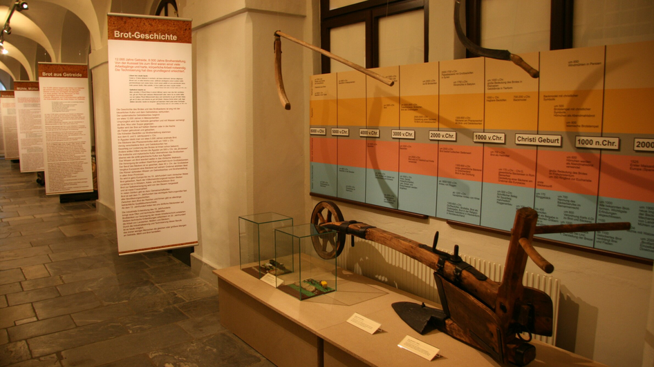 Museum mit historischen Backgeräten und Texten zur Brotentwicklung. | © Diözesanmuseum Graz