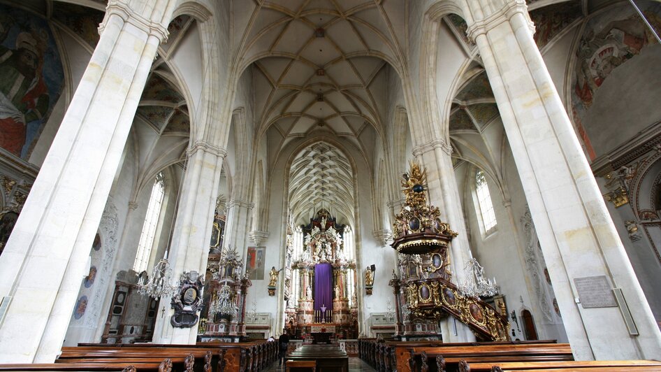 Blick ins Innere des Grazer Doms mit beeindruckender Architektur. | © Graz Tourismus - Harry Schiffer
