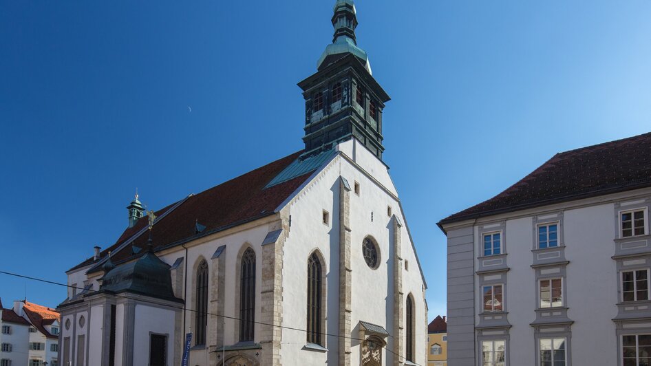Ansicht des Grazer Doms unter blauem Himmel. | © Graz Tourismus - Harry Schiffer