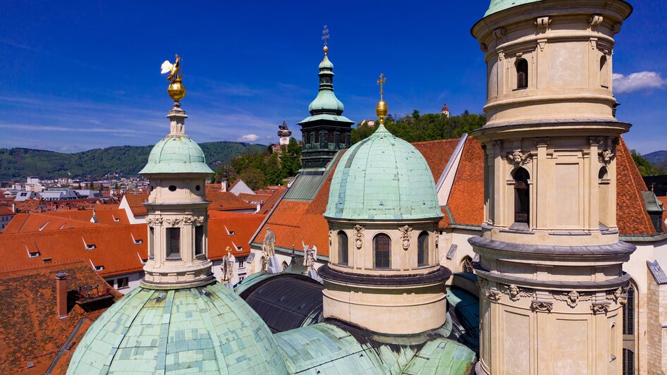 Blick auf die Kuppeln des Grazer Doms und die Dächer von Graz. | © Graz Tourismus - Harry Schiffer