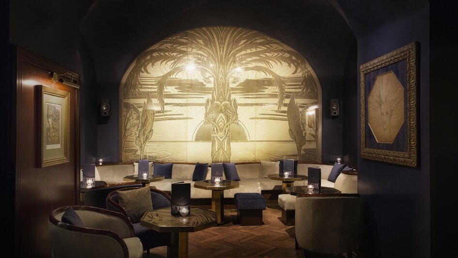 Gemütliche Eleganz in der Ernst Fuchs Bar mit stilvollem Ambiente. | © Jasmin Schuller