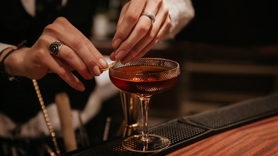 Ein Barkeeper, der einen Cocktail zubereitet. | © Daniel Kindler