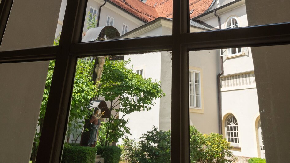 Fensterblick auf das Franziskanerkloster in Graz. | © Love and Road