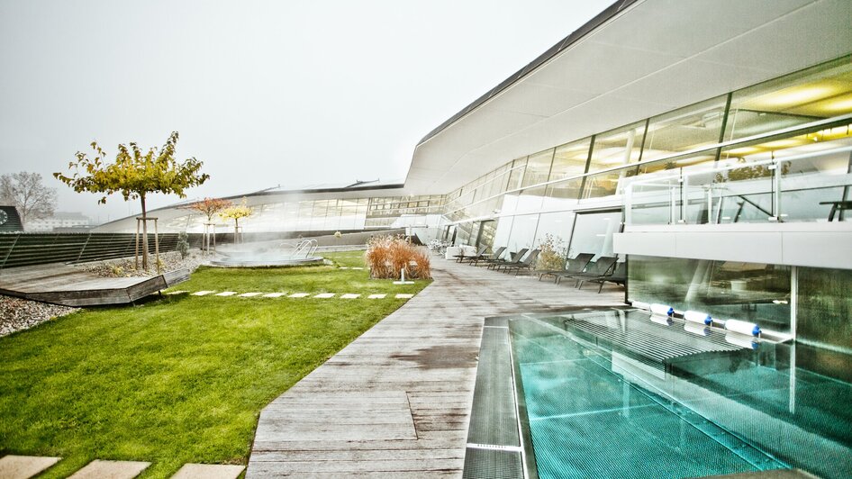 Modernes Schwimmbad mit Gartenbereich in Graz.