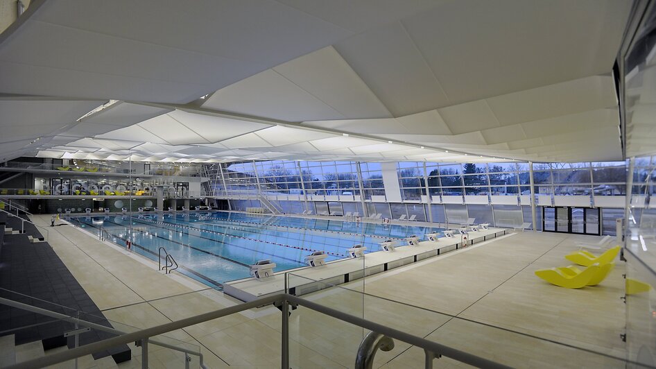 Modernes Schwimmbad mit Glaswänden und Pool in Graz.