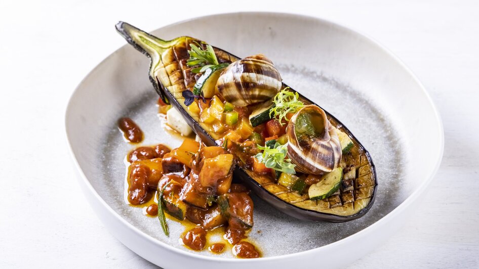 Gegrillte Aubergine gefüllt mit Gemüse und Schnecken. | © Genießerei am Markt - Werner Krug