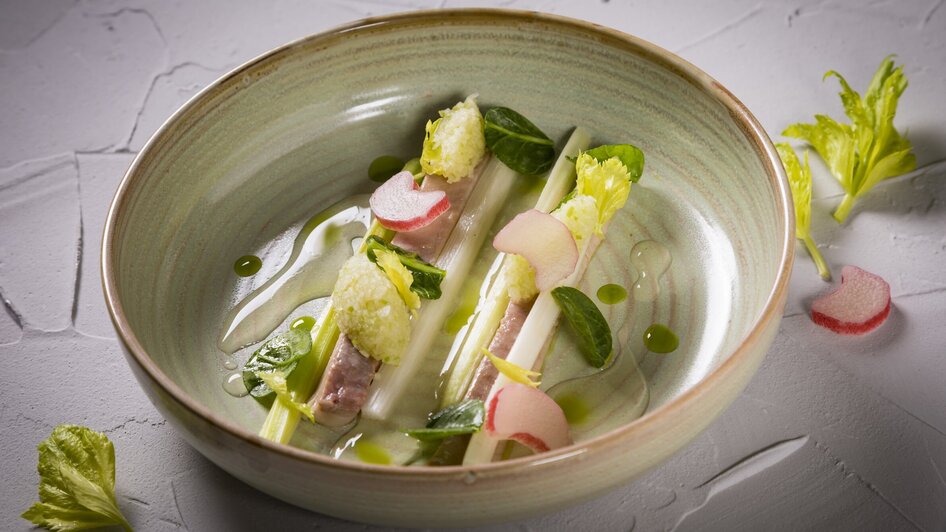 Gourmetgericht mit Fisch, Gemüse und Kräutern in einer eleganten Schale. | © Genießerei am Markt