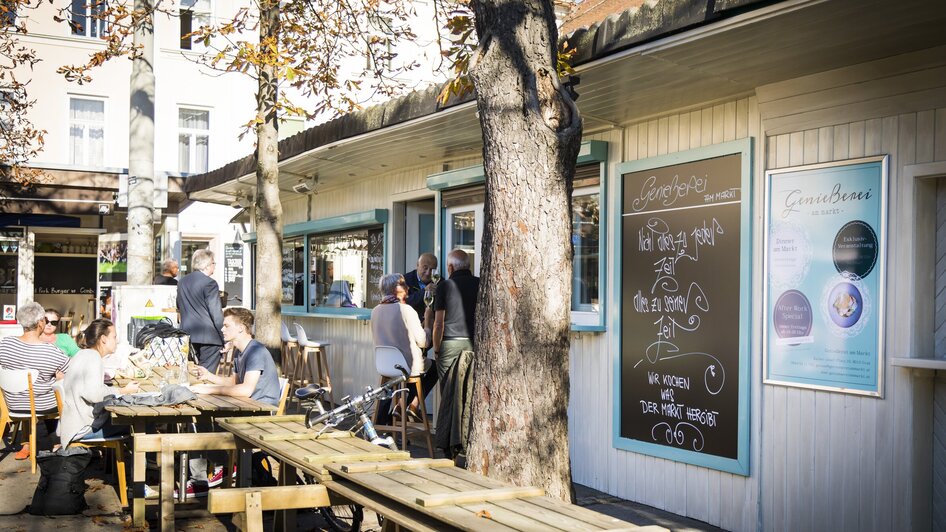 Außenansicht der Genießerei am Markt in Graz, mit Menschen am Tisch. | © Genießerei am Markt