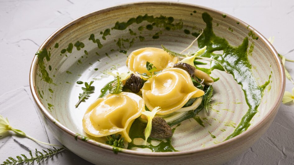 Hausgemachte Ravioli mit Kräutern und Saucen auf Teller. | © Genießerei am Markt