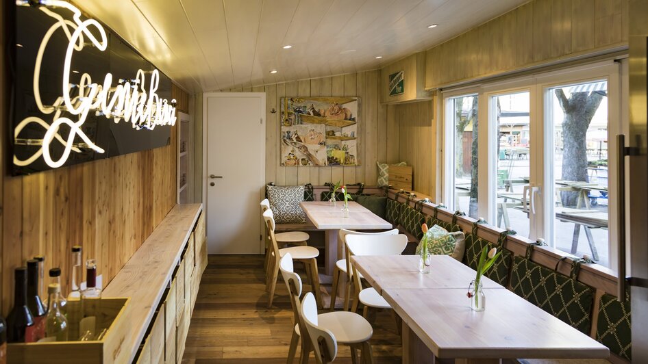 Gemütliches Restaurant mit Holzmöbeln und modernen Details. | © Genießerei am Markt