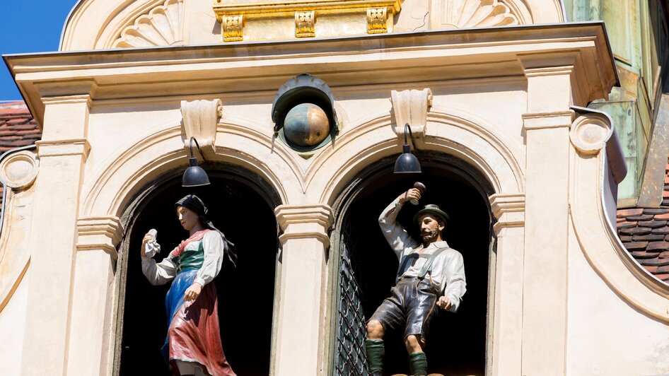 Figuren in den Fenstern des Glockenspiels in Graz.