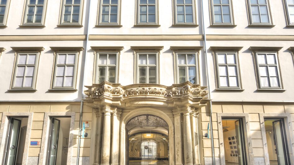 Eingang zum Graz Museum mit klassischer Architektur. | © Andreas Vormayr