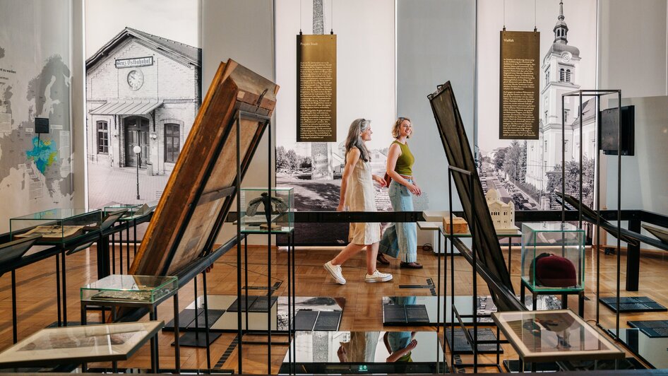 Besucherinnen im Graz Museum zwischen Exponaten und Bildern. | © Graz Tourismus - Mias Photoart