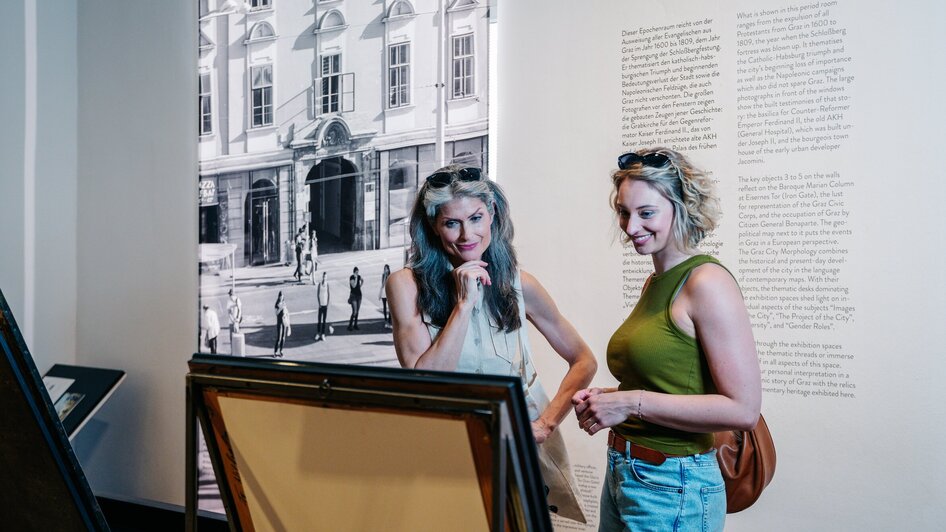 Zwei Frauen betrachten Kunstwerke im Graz Museum. | © Graz Tourismus - Mias Photoart