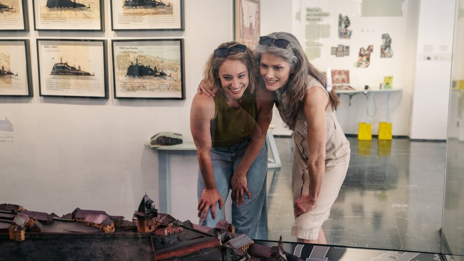 Zwei Frauen betrachten eine Miniaturansicht von Graz im Museum. | © Graz Tourismus - Mias Photoart