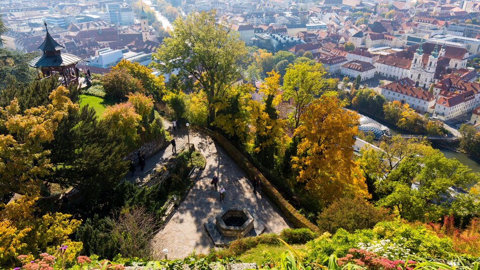 Blick auf Graz mit dem Türkenbrunnen am Grazer Schlossberg und der Mur.