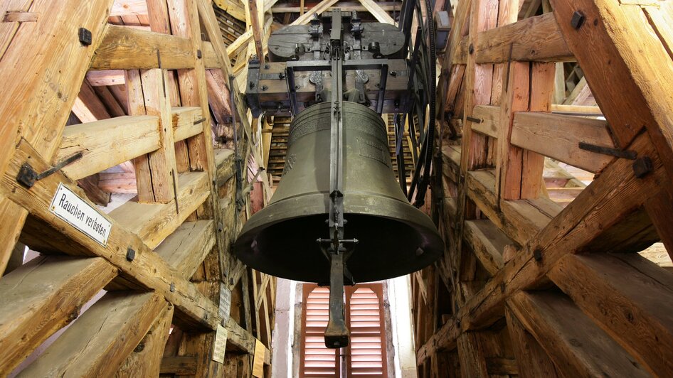 Blick auf die Glocke im Glockenturm am Schlossberg in Graz.