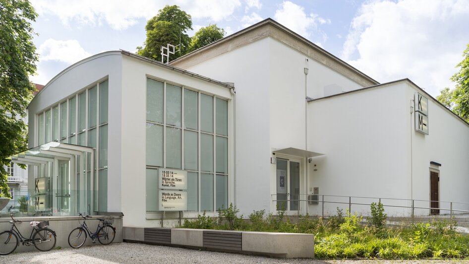 Moderne Kunsthalle mit Glasfassade und umliegenden Bäumen. | © Markus Krottendorfer