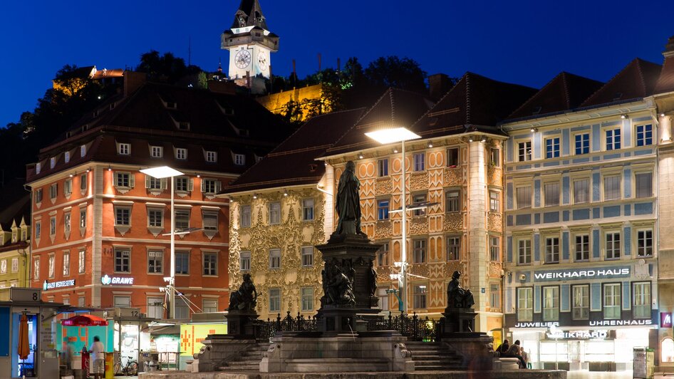 Beleuchteter Hauptplatz in Graz mit Grazer Uhrturm im Hintergrund. | © Graz Tourismus - Harry Schiffer