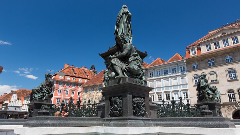 Brunnen mit Statuen auf dem Hauptplatz in Graz. | © Graz Tourismus - Harry Schiffer