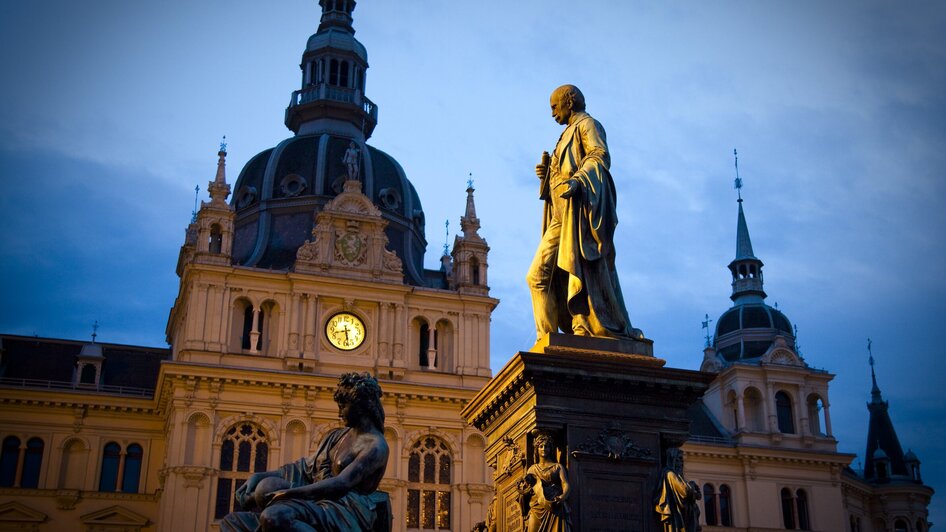 Abendansicht des Rathauses am Hauptplatz in Graz mit Statue. | © Graz Tourismus - Werner Krug