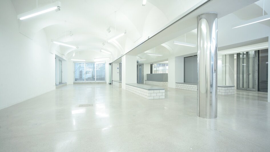 Heller, offener Raum im Haus der Architektur, mit Stahl- und Betonelementen. | © J.J. Kucek