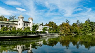 Ein malerisches Gebäude am Grazer Hilmteich spiegelt sich im Wasser. | © Graz Tourismus - Mias Photoart