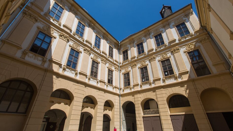 Ein schöner Innenhof mit historischen Fassaden und blauen Himmel. | © Graz Tourismus - Harry Schiffer