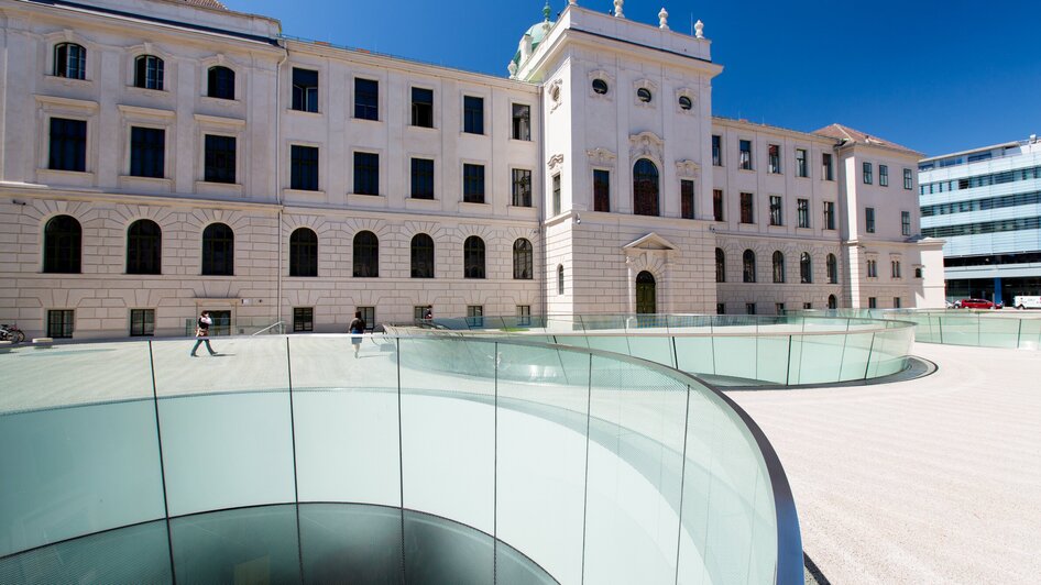 Moderne Architektur des Joanneumsviertels in Graz mit hellem Himmel.