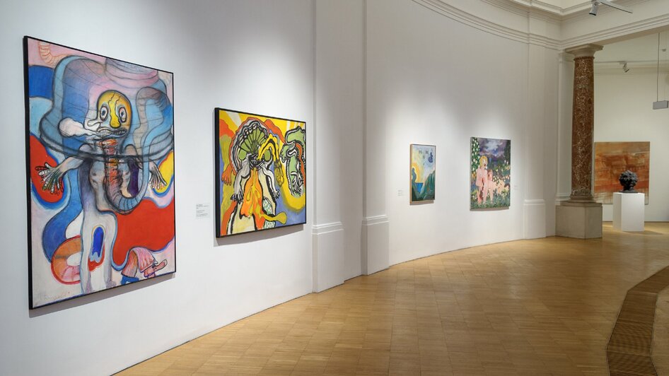Blick auf eine Galerie mit verschiedenen modernen Kunstwerken.