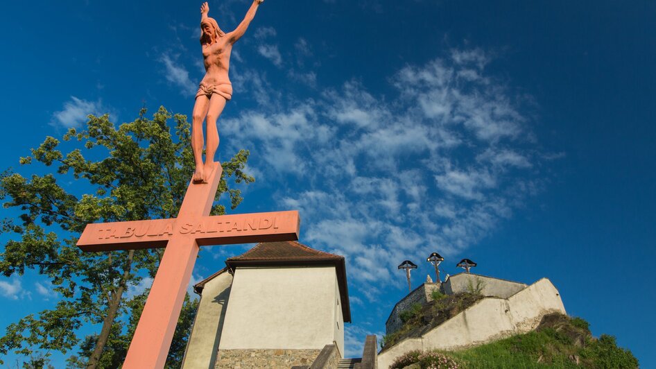 Sicht auf den Kalvarienberg in Graz mit einem Kruzifix und Aussichtsturm. | © Graz Tourismus - Harry Schiffer