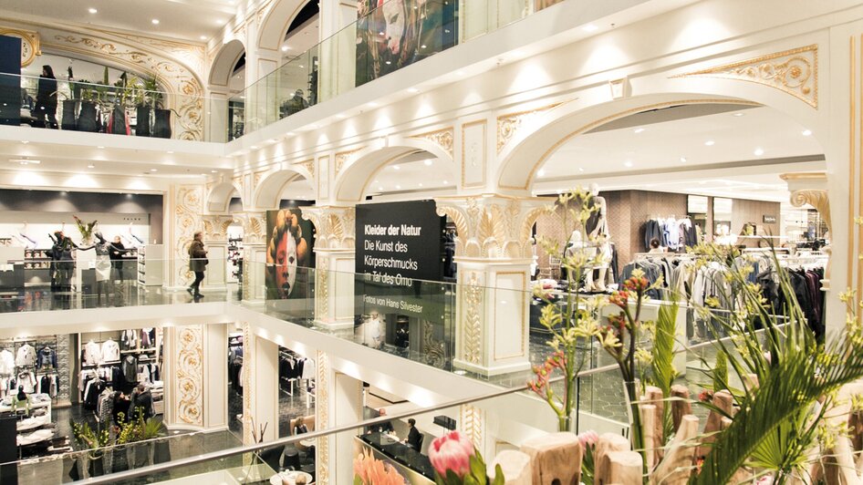 Elegantes und modernes Geschäft von Kastner & Öhler in Graz, mit mehreren Etagen und stilvollem Design.