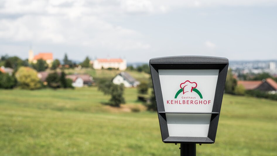 Das Gasthaus Kehlberghof mit Blick auf die Umgebung von Graz.