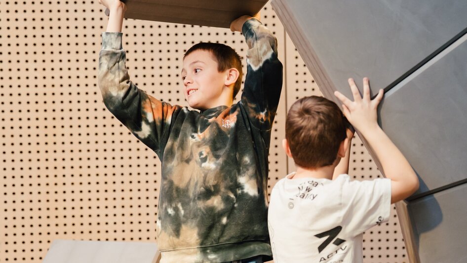 Zwei Buben in der Ausstellung "Damals 1410" im Kindermuseum FRida & freD | © FRida & freD - Edi Haberl