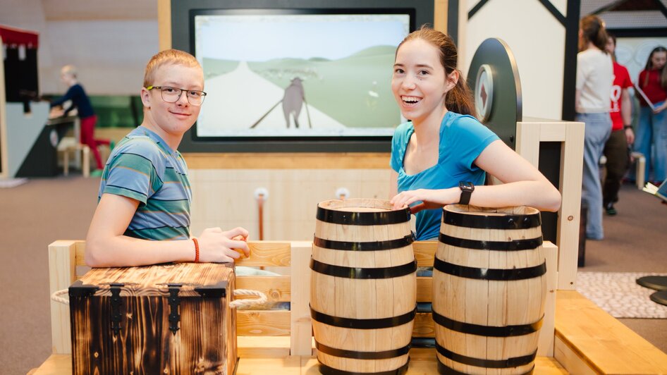 Ein Junge und ein Mädchen in der Ausstellung "Damals 1410" im Kindermuseum FRida & freD | © FRida & freD - Edi Haberl