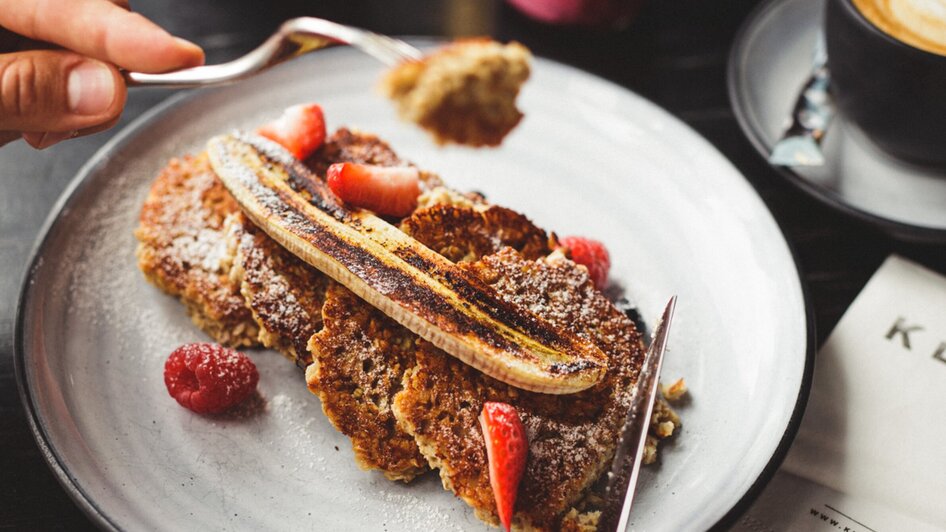 Leckeres Frühstück mit Bananen, Beeren und Kaffee. | © Aaron Jiang