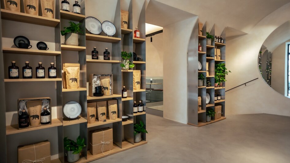 Moderne Verkaufsregale mit Getränken und Snacks in einem Café. | © mpview