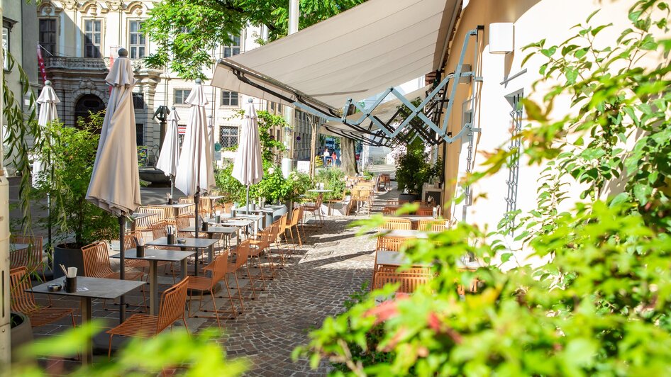 Entspannte Atmosphäre im Freiluftbereich eines Cafés in Graz. | © mpview
