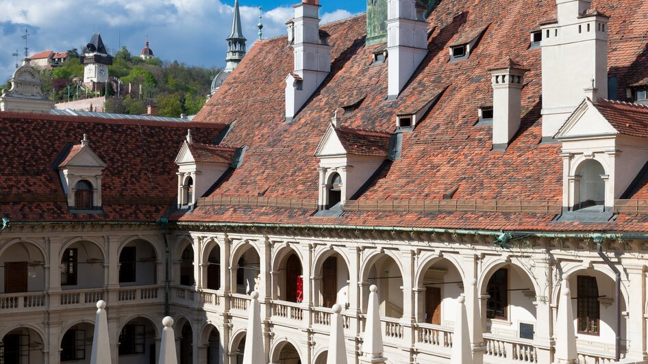 Der Landhaushof in Graz mit dem Grazer Uhrturm im Hintergrund. | © Graz Tourismus - Harry Schiffer