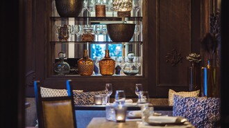 Eleganter Restaurantbereich mit dekorativen Gläsern und Vasen. | © Landhauskeller