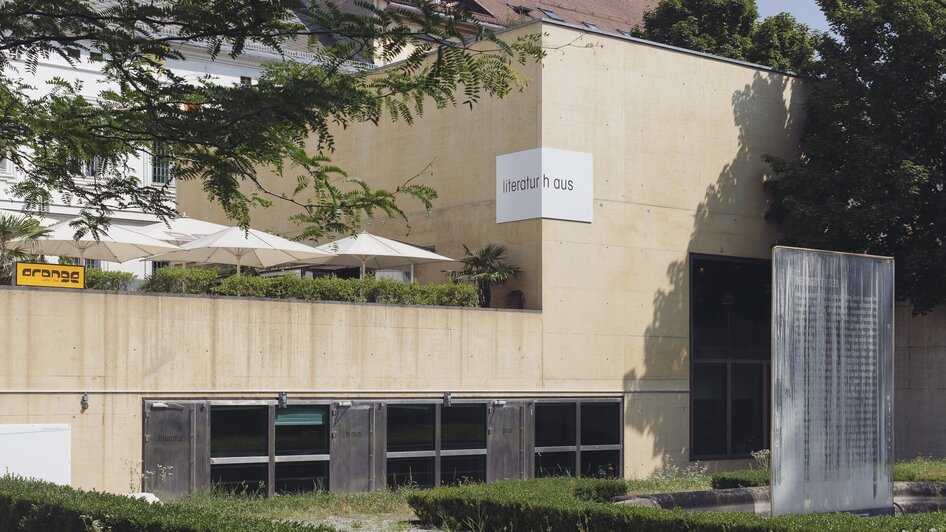 Das Literaturhaus in Graz, ein moderner Bau mit Café und Terrasse.
