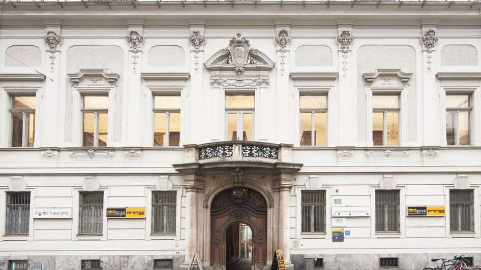 Das Literaturhaus in Graz, ein moderner Bau mit dekorativen Elementen und Eingangsportal.