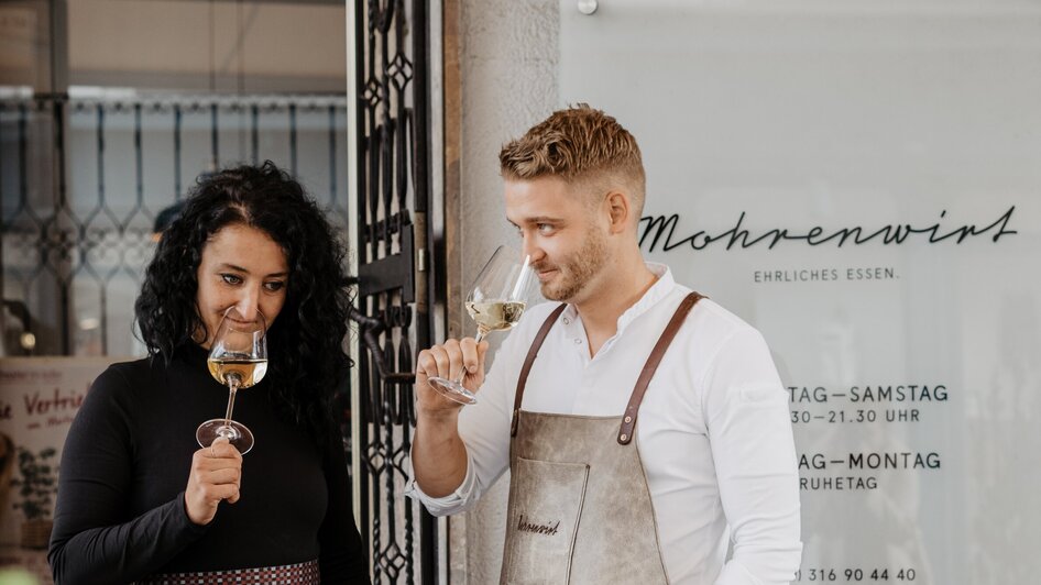Zwei Personen genießen Wein vor dem Mohrenwirt in Graz. | © Christina Birnhuber