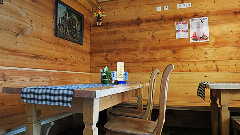 Gemütlicher Innenraum eines Heurigen mit Holzverkleidung.
