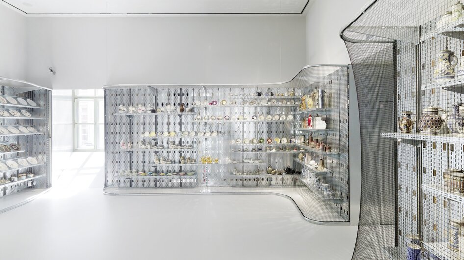 Moderne Ausstellungsräume mit Geschirr und Dekorationsobjekten. | © UMJ - Paul Ott