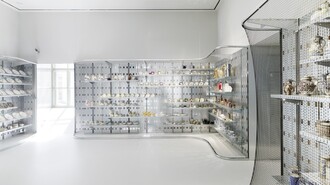 Moderne Ausstellungsräume mit Geschirr und Dekorationsobjekten. | © UMJ - Paul Ott