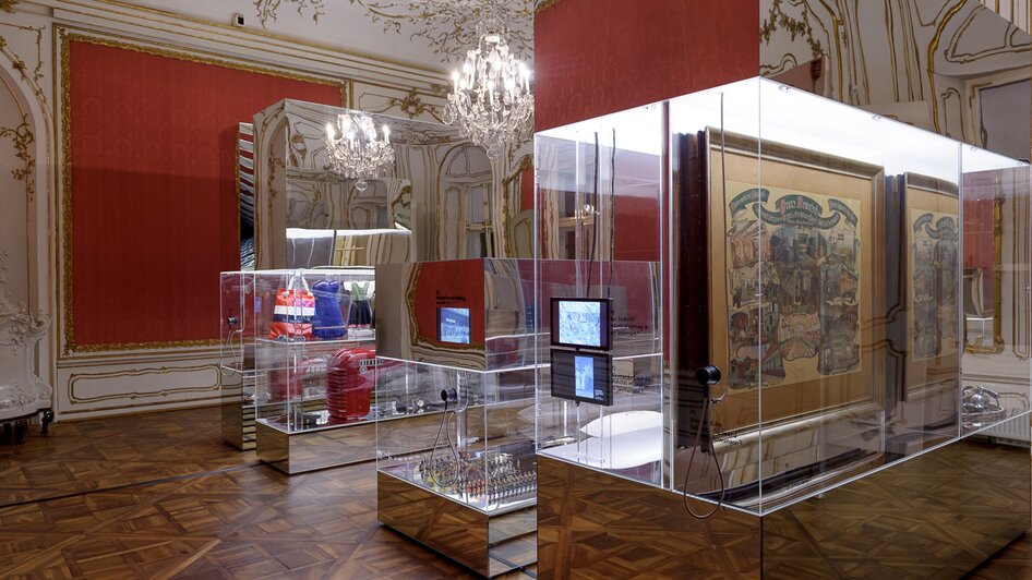 Moderne Exponate in einer eleganten Galerie. | © UMJ - N. Lackner