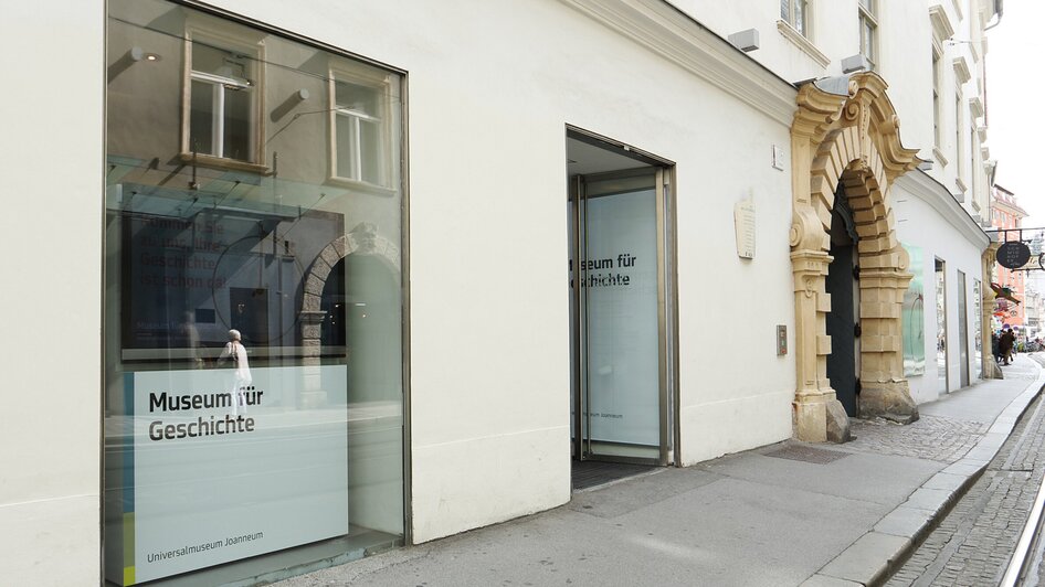 Eingang des Museums für Geschichte in Graz mit modernen Fenstern. | © UMJ - J. Kucek