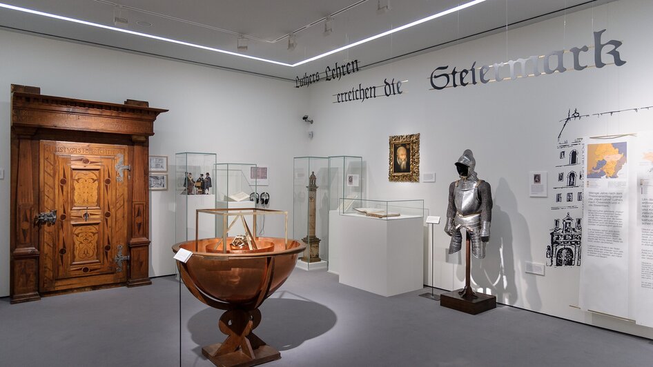 Historische Exponate und Artefakte im Museum | © UMJ - N. Lackner
