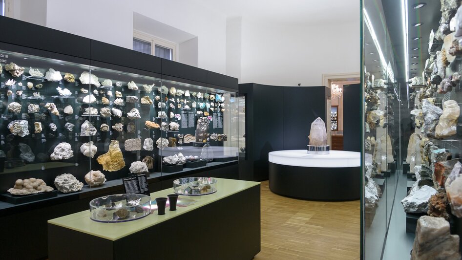 Ausstellung im Naturkundemuseum mit verschiedenen Mineralien und Steinen. | © UMJ - N. Lackner